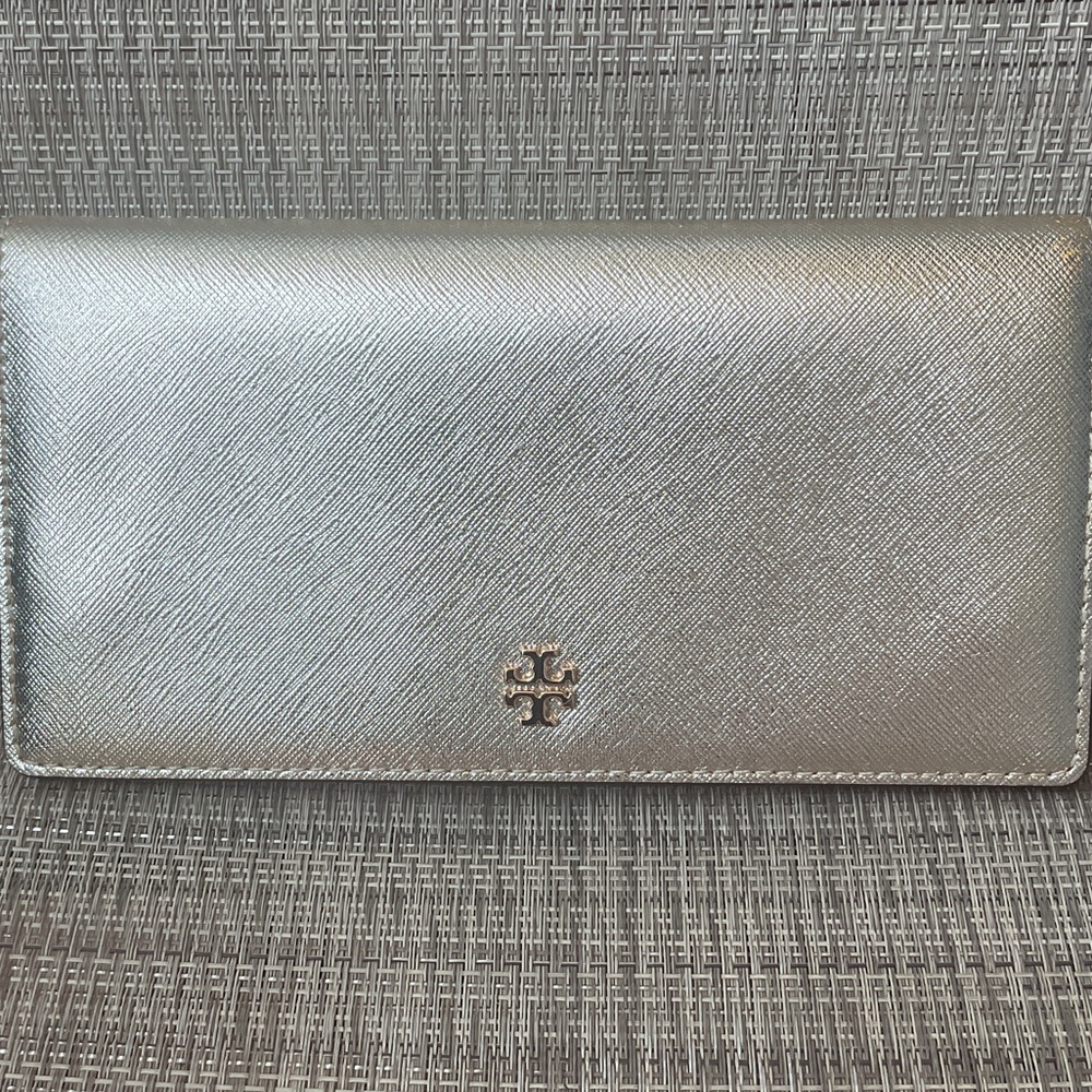 Tory Burch Emerson slim wristlet envelope in white gold
